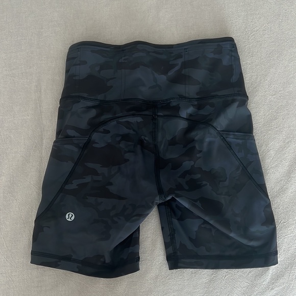 Black Camo Wunder Train High-Rise Shorts with Pockets 4” - Picture 2 of 4